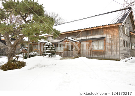 Photographing the scenery of the grounds of Seiouzan Hokkeji Temple in Esashi Town, Hokkaido in winter 124170217