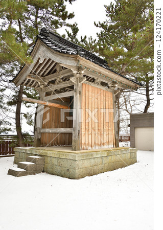Photographing the scenery of the grounds of Seiouzan Hokkeji Temple in Esashi Town, Hokkaido in winter Photographing the scenery of the grounds of Seiouzan Hokkeji Temple in Esashi Town, Hokkaido in winter 124170221