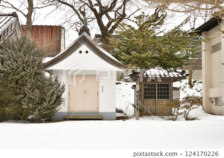 Photographing the scenery of the grounds of Seiouzan Hokkeji Temple in Esashi Town, Hokkaido in winter 124170226