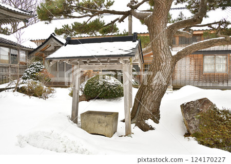 Photographing the scenery of the grounds of Seiouzan Hokkeji Temple in Esashi Town, Hokkaido in winter Photographing the scenery of the grounds of Seiouzan Hokkeji Temple in Esashi Town, Hokkaido in winter 124170227
