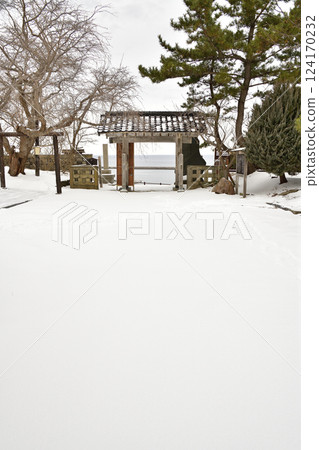 Photographing the scenery of the grounds of Seiouzan Hokkeji Temple in Esashi Town, Hokkaido in winter Photographing the scenery of the grounds of Seiouzan Hokkeji Temple in Esashi Town, Hokkaido in winter 124170232