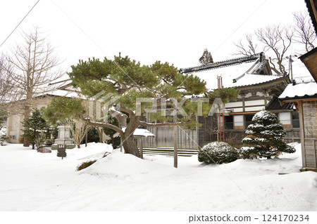 Photographing the scenery of the grounds of Seiouzan Hokkeji Temple in Esashi Town, Hokkaido in winter Photographing the scenery of the grounds of Seiouzan Hokkeji Temple in Esashi Town, Hokkaido in winter 124170234