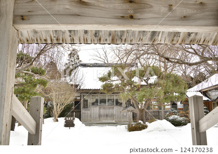 Photographing the scenery of the grounds of Seiouzan Hokkeji Temple in Esashi Town, Hokkaido in winter Photographing the scenery of the grounds of Seiouzan Hokkeji Temple in Esashi Town, Hokkaido in winter 124170238