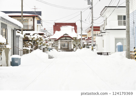 Photographing the grounds of Rengezan Hongyo-ji Temple in Hakodate, Hokkaido in winter Photographing the grounds of Rengezan Hongyo-ji Temple in Hakodate, Hokkaido in winter 124170369