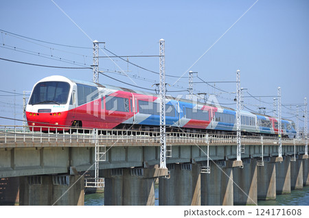 東海道本線茅崎-平塚伊豆急行2100系列R5編組度假村舞子號 東海道本線茅崎-平塚伊豆急行2100系列R5編組度假村舞子號 124171608