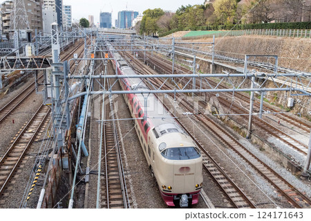 [Tokaido Main Line] Sunrise Seto and Izumo trains run smoothly through the city center in the early morning 124171643