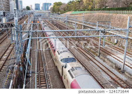 [Tokaido Main Line] Sunrise Seto and Izumo trains run smoothly through the city center in the early morning 124171644