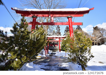 Photographing the grounds of Nanaehama Inari Shrine in Hokuto, Hokkaido in winter 124171676