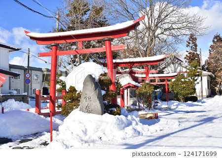 Photographing the grounds of Nanaehama Inari Shrine in Hokuto, Hokkaido in winter 124171699