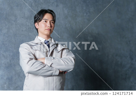 穿著工作服的商人（房地產/建築工人） 124171714