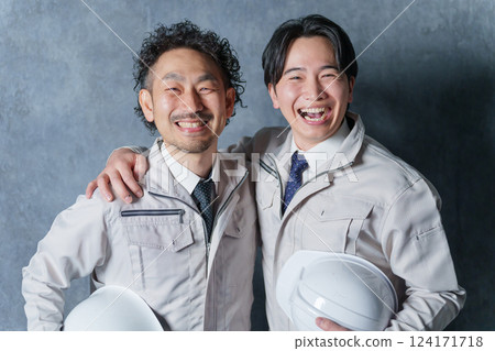 兩名身穿工作服的商人(建築工人) 兩名身穿工作服的商人(建築工人) 124171718