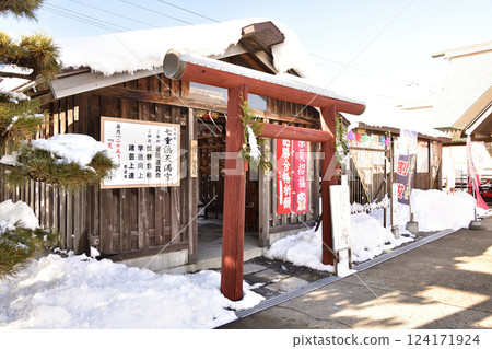 Photographing the grounds of Nanaehama Kaitsumi Shrine in Hokuto, Hokkaido in winter Photographing the grounds of Nanaehama Kaitsumi Shrine in Hokuto, Hokkaido in winter 124171924