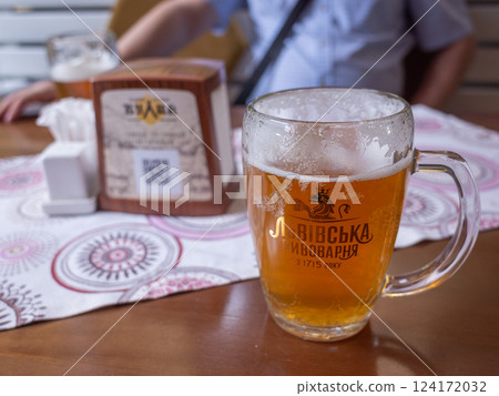 [烏克蘭]烏克蘭西部利沃夫一家餐廳的桌上的一杯啤酒 124172032
