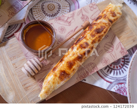 [烏克蘭]烏克蘭西部利沃夫的一家餐廳的桌上擺放著一份細長的包裝菜，上面有燒焦的痕跡 124172039