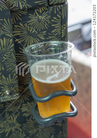 [日本] 將生啤酒倒入旅遊巴士座椅上的塑膠杯中 124172203