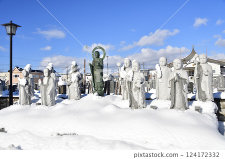 Photographing the grounds of Daikozan Shippo-ji Temple in Hokuto, Hokkaido in winter Photographing the grounds of Daikozan Shippo-ji Temple in Hokuto, Hokkaido in winter 124172332