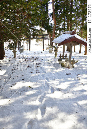 Photographing the scenery of Kawakami Shrine grounds in Hakodate, Hokkaido in winter Photographing the scenery of Kawakami Shrine grounds in Hakodate, Hokkaido in winter 124172473
