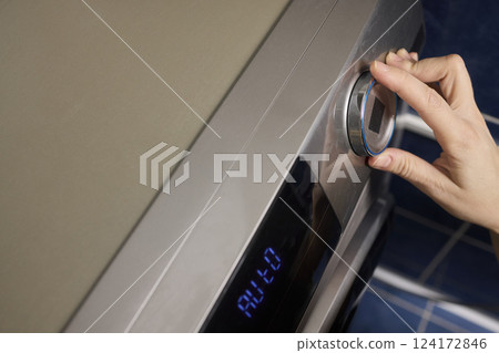 Operating a Modern Washing Machine A Comprehensive Guide to Efficient, User Friendly Use 124172846
