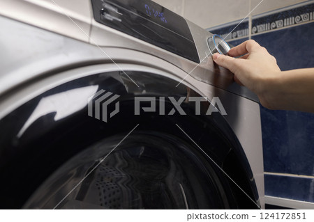 Operating a Modern Washing Machine A Comprehensive Guide to Efficient, User Friendly Use 124172851