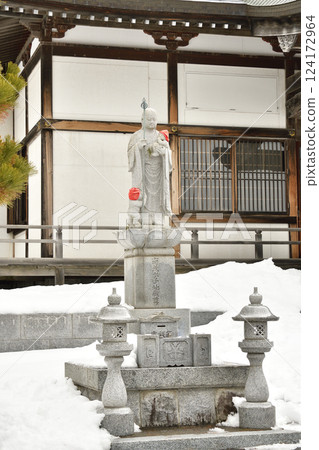 Photographing the grounds of Senryu-ji Temple in Hakodate, Hokkaido in winter 124172964