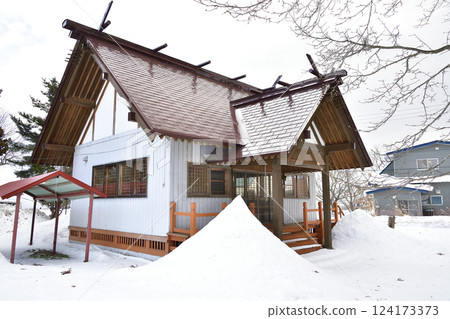 Photographing the grounds of Ipponki Inari Shrine in Hokuto, Hokkaido in winter 124173373