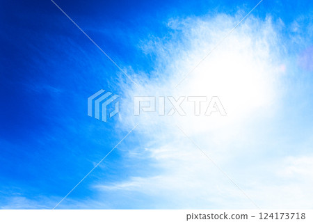 藍天與迷離太陽的抽象的背景資料 124173718