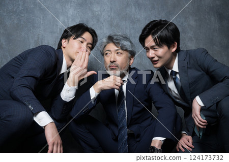 老闆和下屬之間內部政治的圖景，討論調職和降職的傳聞。 124173732