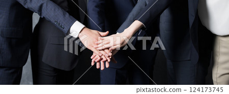 All the employees are united and clapping, saying "Let's do our best!" There is no face to show the image of working hard together as a team. 124173745