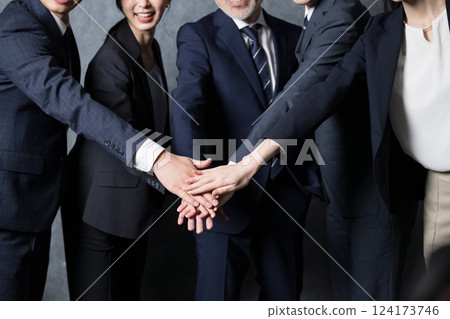 All the employees are united and clapping, saying "Let's do our best!" There is no face to show the image of working hard together as a team. All the employees are united and clapping, saying "Let's do our best!" There is no face to show the image of working hard together as a team. 124173746