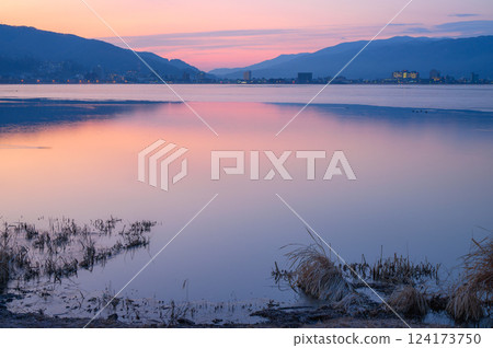 黎明時的諏訪湖 [拍攝地點：下諡訪町] 124173750