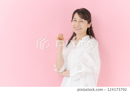 A smiling middle woman A smiling middle woman 124173792