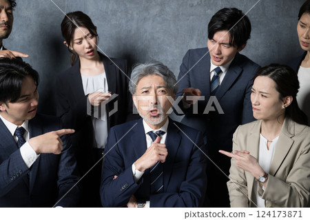 The poor performance is all the president's fault! The image of managers being pointed at. High prices and no salary increases. Is it the management's responsibility? The poor performance is all the president's fault! The image of managers being pointed at. High prices and no salary increases. Is it the management's responsibility? 124173871