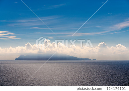 Spectacular views of the Yakushima Offshore Alps (July) Kuchinoerabu Island floating in the East China Sea 124174101