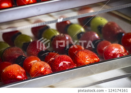 Sugar syrup: A street snack that attracts people with sugar syrup Sugar syrup: A street snack that attracts people with sugar syrup 124174161