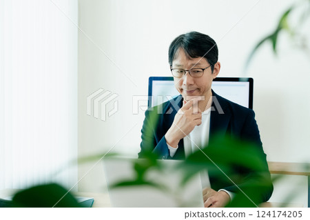 操作個人計算機的商人 124174205