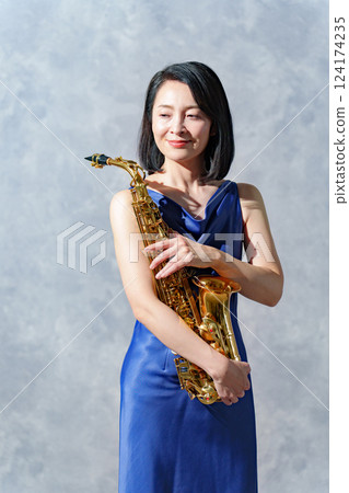 薩克斯管的女人 124174235