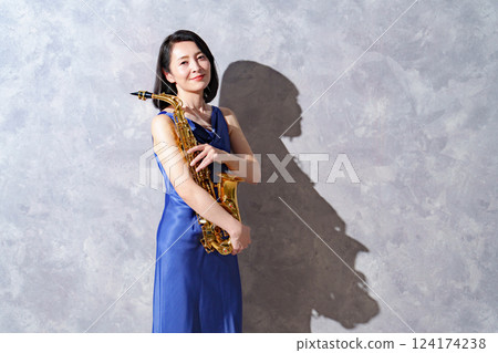 薩克斯管的女人 薩克斯管的女人 124174238