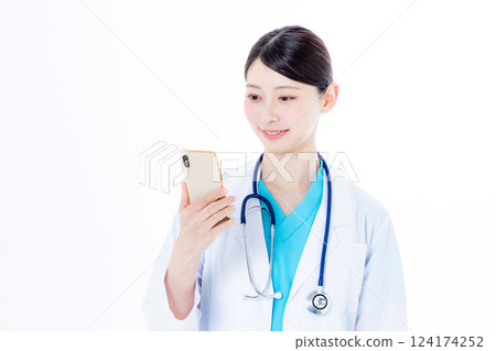 使用智慧型手機的女醫生 124174252