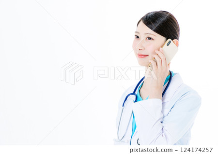 使用智慧型手機的女醫生 124174257