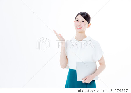 有個人計算機的一名微笑的婦女 124174267