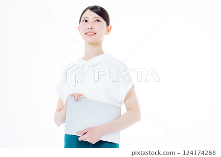 有個人計算機的一名微笑的婦女 124174268