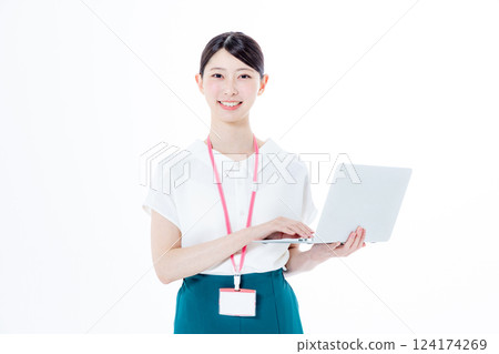 有個人計算機的一名微笑的婦女 124174269