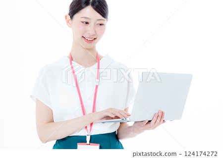 有個人計算機的一名微笑的婦女 124174272
