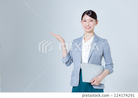 用筆記型電腦指導的女商人 124174291