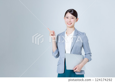 用筆記型電腦指導的女商人 124174292