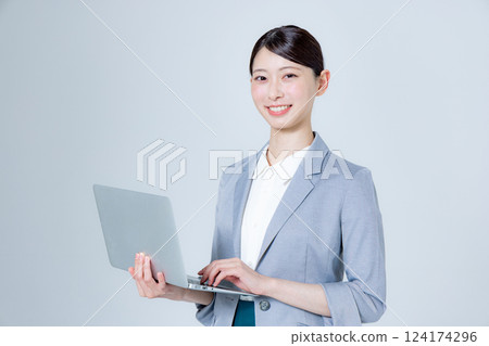 用筆記型電腦指導的女商人 124174296