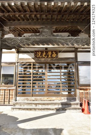 Photographing the grounds of Kakumuzan Zenrinji Temple in Hokuto, Hokkaido in winter Photographing the grounds of Kakumuzan Zenrinji Temple in Hokuto, Hokkaido in winter 124174325