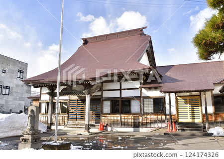 Photographing the grounds of Kakumuzan Zenrinji Temple in Hokuto, Hokkaido in winter Photographing the grounds of Kakumuzan Zenrinji Temple in Hokuto, Hokkaido in winter 124174326