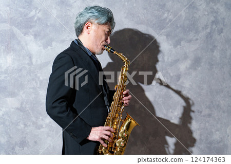Man playing the saxophone 124174363
