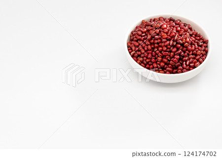 白色背景的紅豆 白色背景的紅豆 124174702
